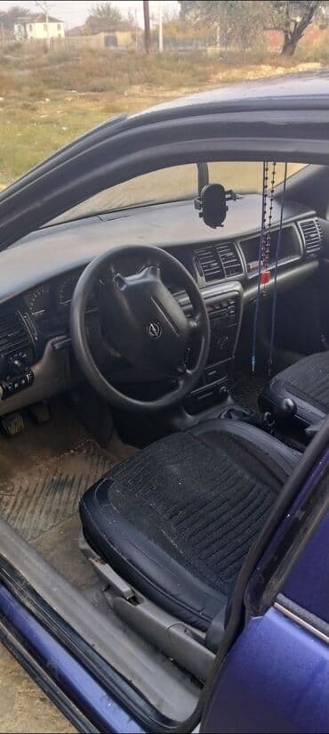 volkswagen tiguan 1 4: Opel sedan – tünd mavi rəngdə, 4 qapılı. Xarici: - Tünd mavi kuzov — 1