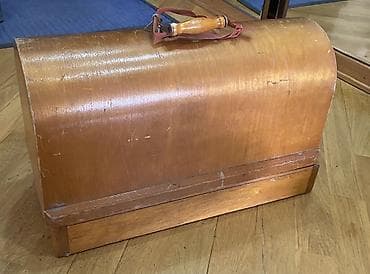 CD, DVD disklər və kassetlər: Köhnə tip əl ilə idarə olunan tikiş maşını – taxta daşınma qutusu ilə — 1