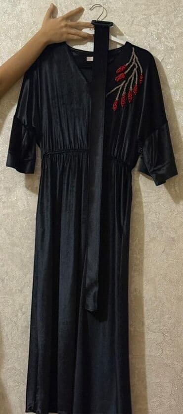 Qara rəngli uzun paltar - Parça: yumşaq, parıltılı atlas/velvet