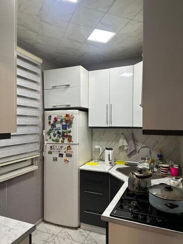 ülvi şadlıq sarayı: 7 mkr 5/5 təmirli əşyalı mənzil Satilir. Binanin həyətində maşin park — 3