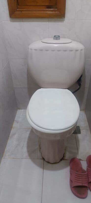 işlenmiş unitaz: Ağ rəngli klozet dəsti - Kompakt su çəni üstdən düyməli mexanizmlə - — 2