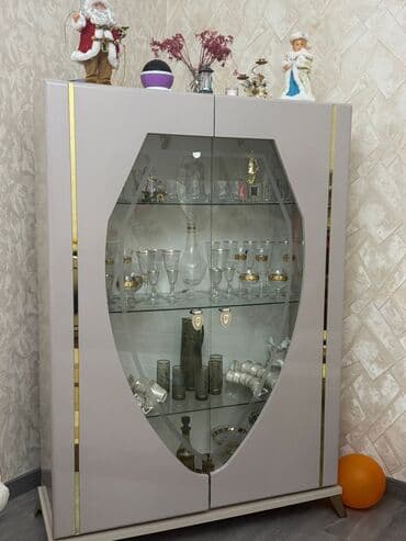 Setka vitrinləri: Mebel: Şüşə vitrin bufet Təsvir: - Müasir dizaynlı, açıq bej rəngdə — 1