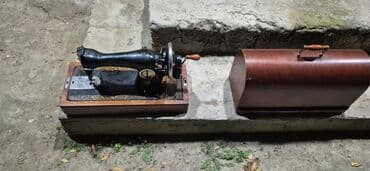 Lincoln: Məhsul: Köhnə tip əl fırladılan tikiş maşını və taxta daşıma qutusu — 1