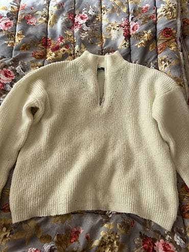 S və M razmer geyinilir. Açıq krem rəngində trikotaj sviter. Yarım