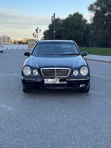 Mercedes-Benz E-Class (W210) sedan, qara rəng. Xüsusiyyətlər: -