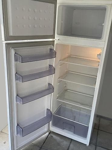 Beko iki qapılı soyuducu - Yuxarıda ayrıca dondurucu bölmə - Aşağıda