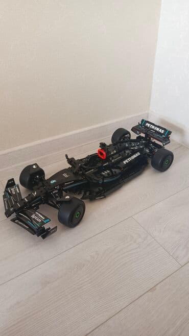 oyuncaq robot: F1 mercedes petronas 
65х27х15 sm — 1