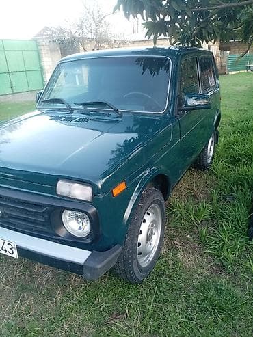 niva barı: LADA Niva (VAZ 2121) – yaşıl rəngli 3 qapılı SUV Xüsusiyyətlər: - Tam — 4