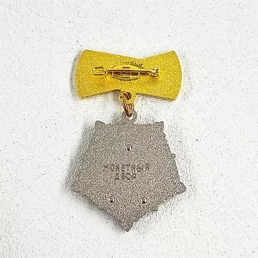 broşlar: Sovet dövrü “Мать-героиня” (Qəhrəman Ana) mükafatı üslubunda medal və — 2