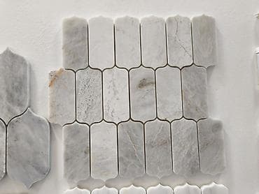 Ağ-boz damarlarla naxışlanan təbii daş mozaikası - Material: təbii