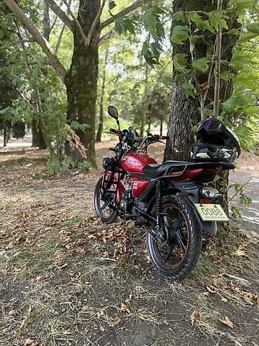 motoneqliyyat: Qırmızı rəngli 50 cc moped/motosiklet. Korpus üzərində “M 50” — 2