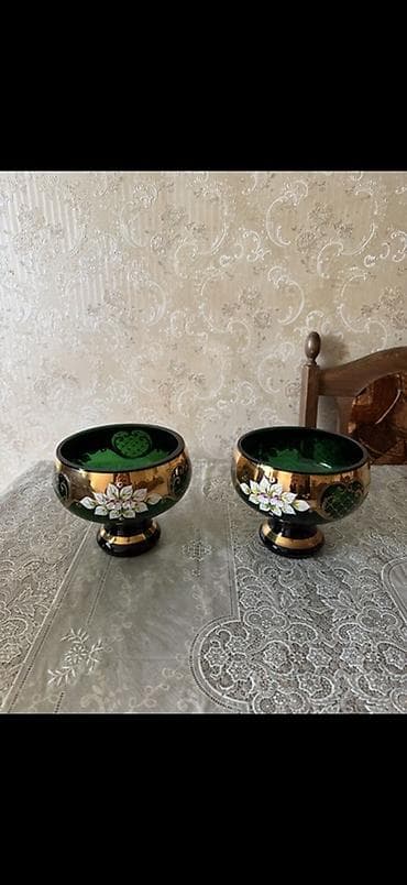 Cutu 35 - Material: Şüşə - Rəng: daxili tünd yaşıl, xarici qızılı fon