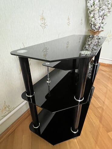 аренда помещения под продуктовый магазин: Б/у, Прямой ТВ стенд, С полками, Стеклянный — 3