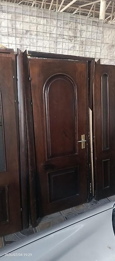 qapi avropa: Otaq qapıları – tünd qəhvəyi rəngdə, klassik üslub. - Material: ağac — 2