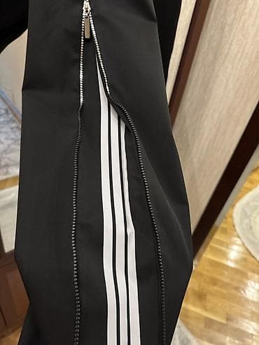 Qara rəngdə geniş kəsimli qadın şalvar. Yan hissələrdə başdan-başa