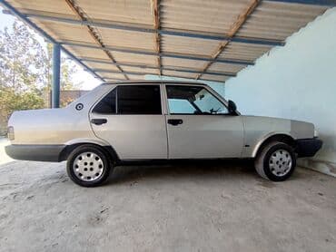 sarı tofas: Model: Tofas Şahin (sedan) Kuzov: 4 qapı, gümüşü rəng, qara bamperlər — 2