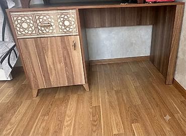 lami: Düz masa, Stulsuz, Polkalı, Siyirməli, Teksturalı laminat — 1