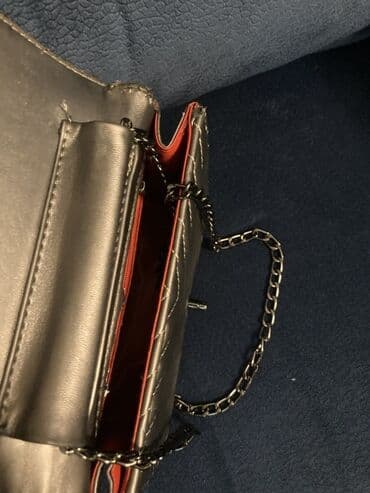 pişik cantası: Gümüşü rəngdə, "V" naxışlı, zəncirvari qayışlı qadın çiyin çantası — 2