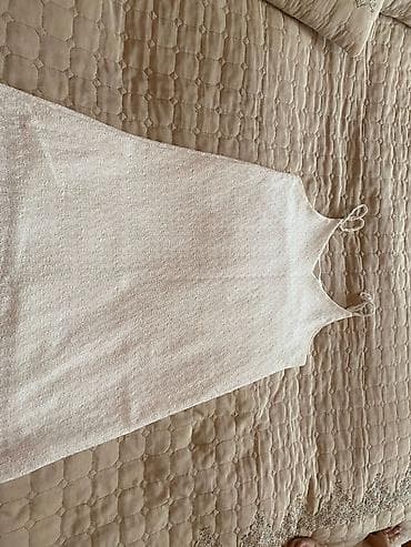 Ağ rəngli nazik askılı paltar - Model: V-kəsimli, iki nazik askılı -