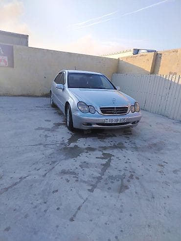 Mercedes-Benz E 220: 2.2 l | 2001 il Sedan