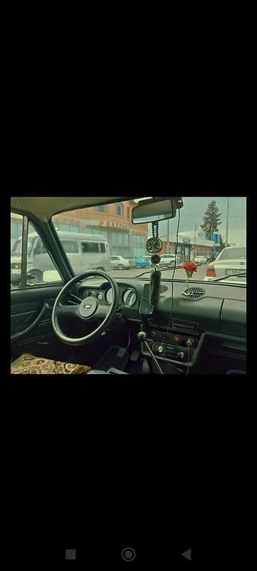 cruze diski: VAZ 2106, tünd yaşıl rəng. Klassik sedan kuzov, 4 qapı. Ön optikalar — 2