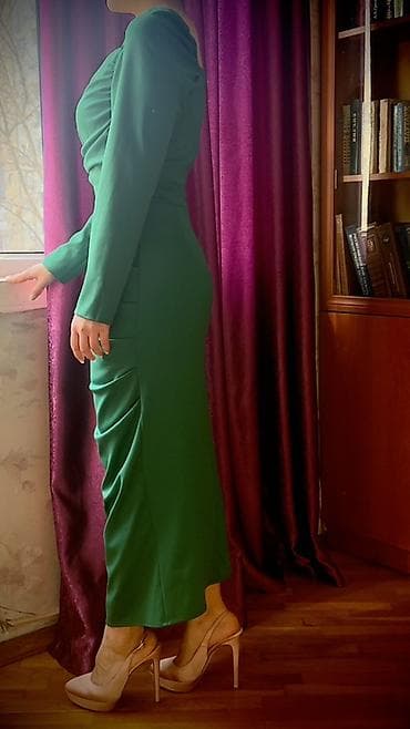 yasil don: Zümrüd-yaşıl rəngdə zərif ziyafət/libas. - Uzun, bədənə oturan siluet; — 4