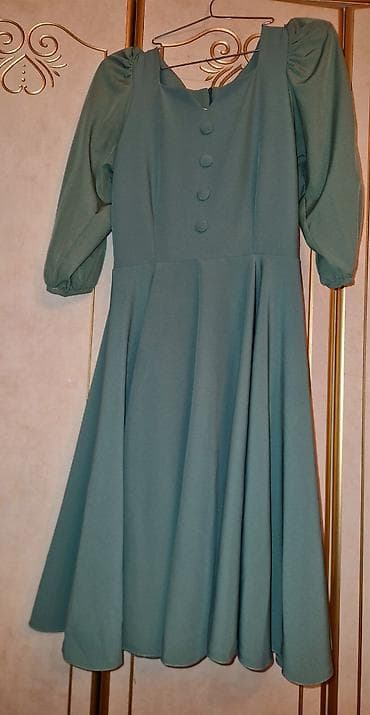 Yaşıl-qrey tonlarında zərif qadın paltarı. rozmier-36 - Model: yuxarı — 1