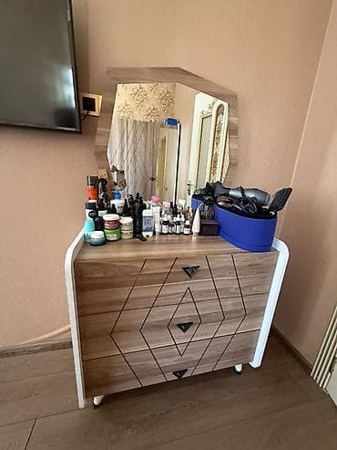 paltar şkafları: Yataq otağı üçün mebel dəsti Tərkibi: - Geniş sürgülü qapılı şkaf — 3