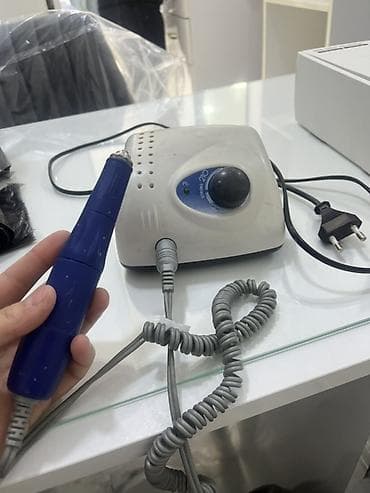 Manikür/frez aparatı – stolüstü idarəetmə bloku və əl tutacağı