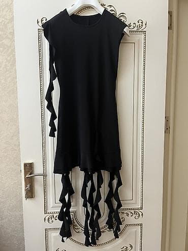 Qara rəngli dizaynlı qadın donu - Stil: Minimalist üst hissə, aşağıda