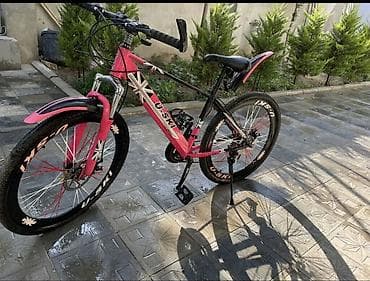 volta vsm: U-SKI dağ/şosse hibrid velosipedi - Rəng: çəhrayı-qara, dekorativ — 3