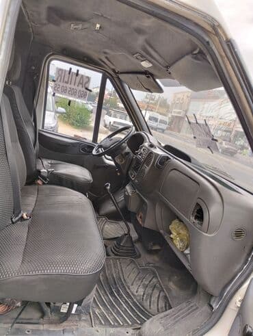 traktor altlıqlı ağ bosonojkalar: Ford Transit furqon, ağ rəngdə və yükdaşıma üçün uyğun. Geniş daxili — 3