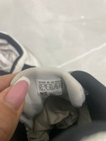 qebelend ters ev: Adidas krasovka 
Ag rengi 
20 azn
Olcu 35,5 — 3