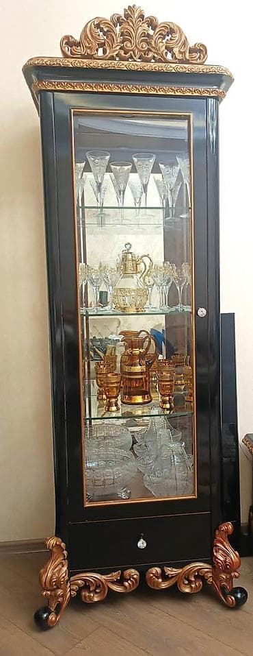 Şüşəli dolab vitrini