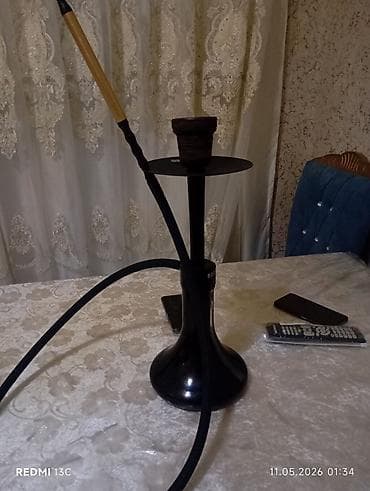 Nərgilə dəsti – klassik dizayn, qara şüşə kolba və metal gövdə ilə. -