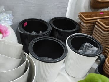 Rəngli dekorativ çiçək qabları – şaquli zolaqlı tekstura ilə -