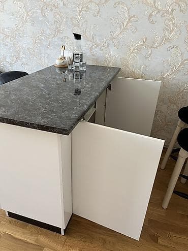 qorka islenmis: Bar stolu və ya şkaf, yanında 2 bar stolu ilə. Ölçüləri: 130 × 65 × 90 — 1
