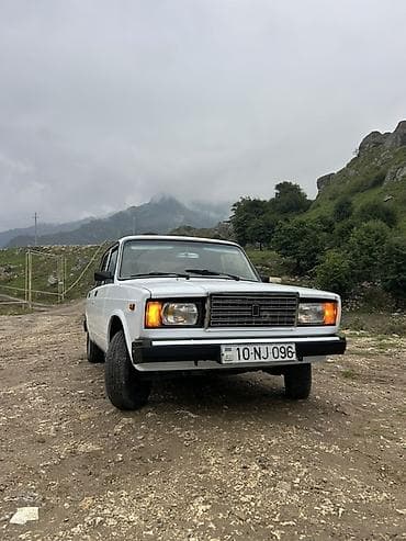 kardan: VAZ 2107 sedan – ağ rəng, 4 qapı, arxa ötürücülü klassik model. Xarici — 2