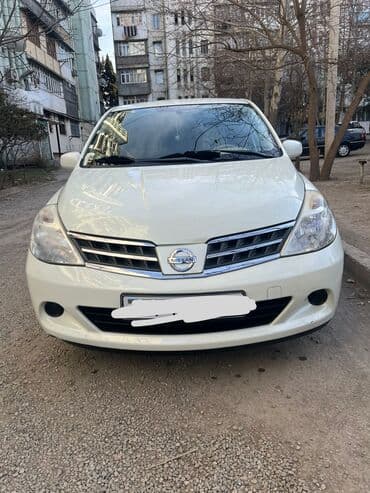 Nissan Tiida hatchback - Kuzov: 5 qapılı hatchback, ağ rəng -
