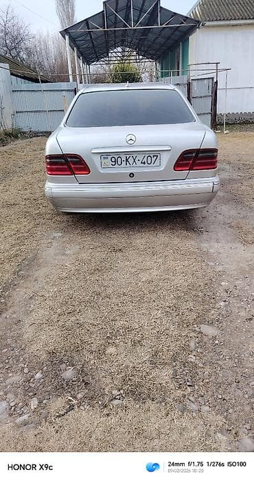 bmw style 128: Mercedes-Benz E 240: 2.4 l | 2000 il Sedan — 5