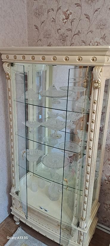 Стендовые витрины: Стеклянная витрина-шкаф — 2