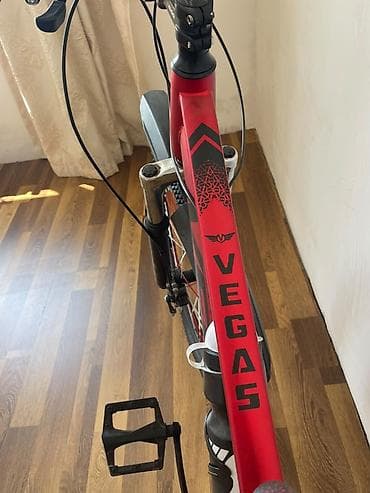 Vegas şəhər/dağ velosipedi - Rəng: mat qırmızı, qara loqo və detallar — 3