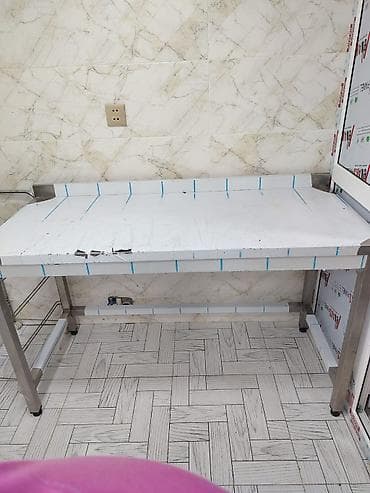 Nerjaveykalar: Paslanmaz metal karkaslı iş masası təqdim olunur. Masa geniş iş — 3