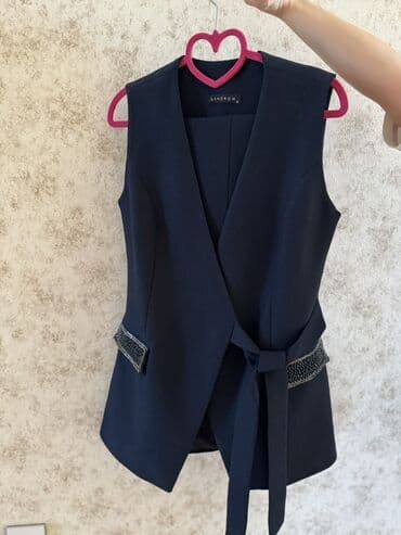 Qəşəng klassik kostyum 🔹 Ölçü: 36 (S) 🔹 Rəng: tünd göy 🔹 Vəziyyəti