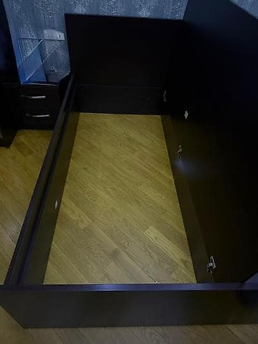 akvaryum baliqi: İkinəfərlik taxta çarpayı və döşək dəsti
İki tumba
Narimanov rayonu — 2