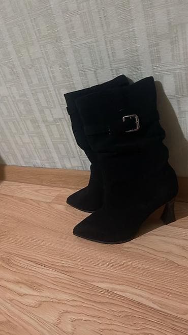 Çəkmələr: Qadın qış çəkmələri - Rəng: qara - Material: süet effekti olan parça — 1