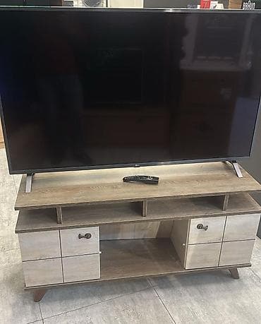 Düz TV altlığı, Polkalı, Laminat