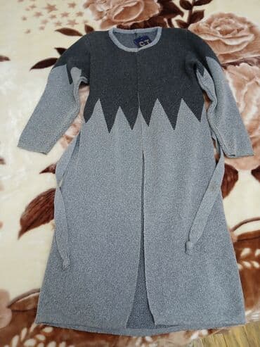 kolej jaket: Ön hissəsi açıq, uzunqol, boz rəngli iki tonlu kardigan. Yüngül boz — 2