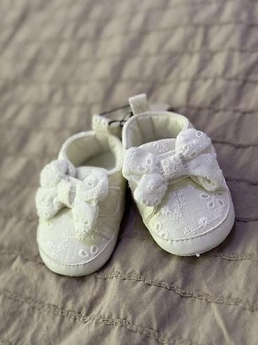 Ağ rəngdə körpə qız üçün balet tipli ilk addım ayaqqabıları -