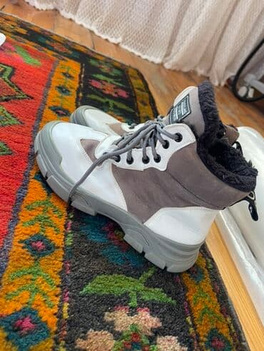 Qışlıq unisex botlar - Rəng: boz-ağ kombinasiyası, kontrast — 1